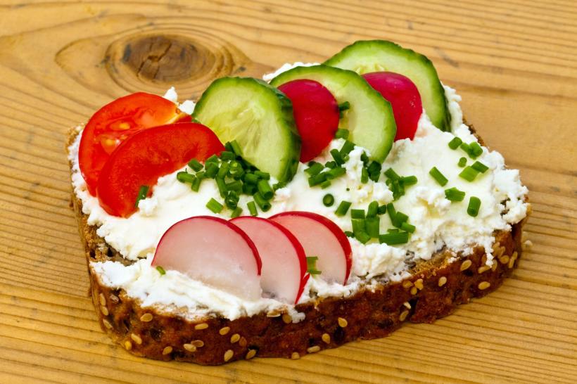 Cât de sănătoasă este brânza cu roșii. Carmen Brumă: &quot;De gustoasă, e sigur. Ia să vedem…”