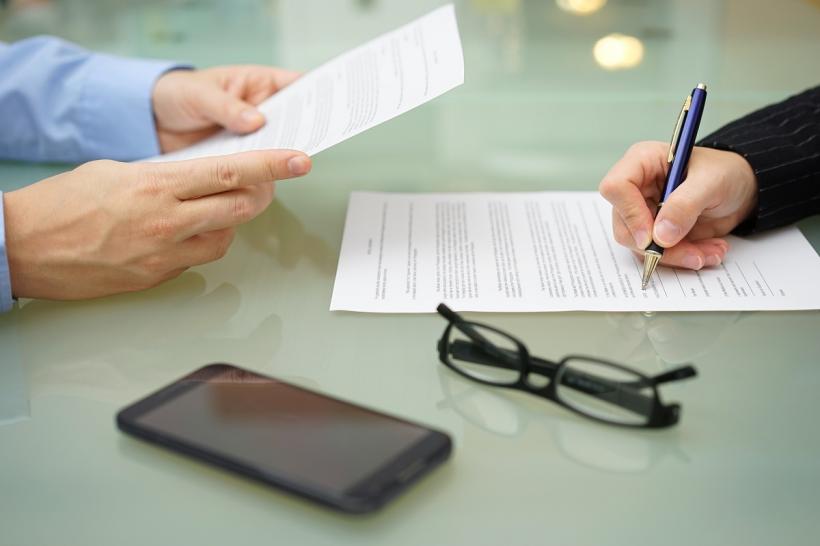 Credite bancare obținute cu acte false: șase persoane audiate