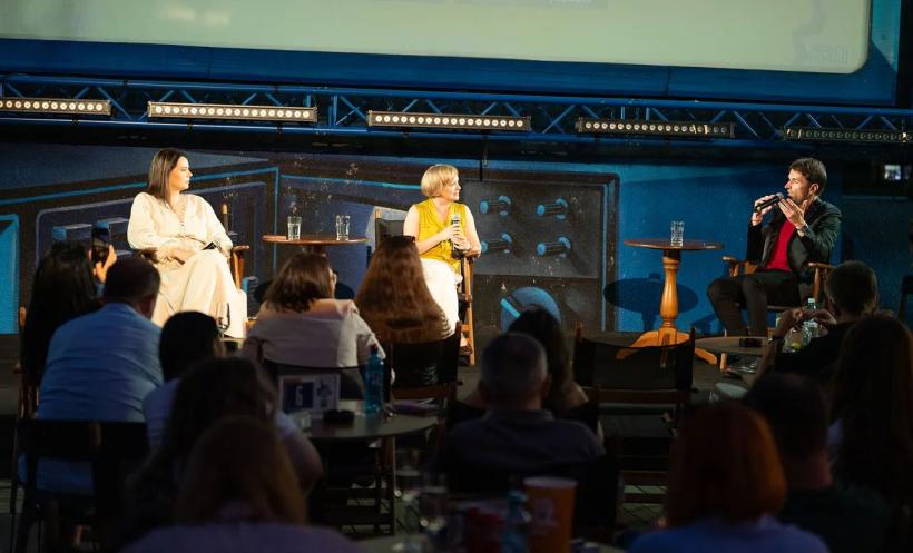 Ediția de vară a „Anotimpurilor dialogului despre teatru cu Octavian Saiu” este disponibilă acum online.   Un dialog cu Gianina Cărbunariu și Emilia Șercan despre „Teatru, propagandă, manipulare: spectacolul informației și realitatea dezinformării”