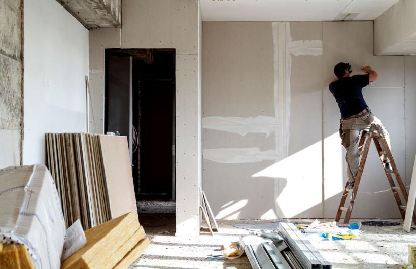 Țepe cu lucrări de renovare. Un „meșter” a încasat bani pentru lucrări și apoi a dispărut