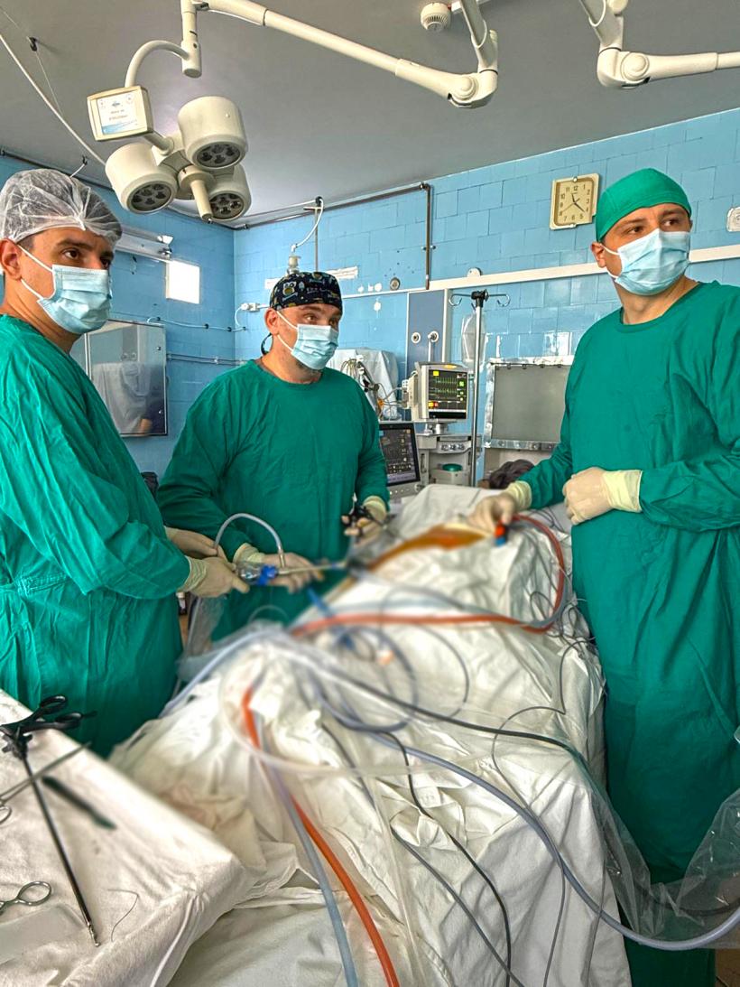 Procedură rară la un spital din Galați: Operație laparoscopică de îndepărtare a unui rinichi 18964330