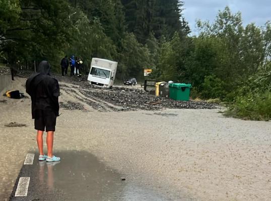 Este jale în România! Inundațiile fac ravagii. Oamenii sunt scoși din ape de pompieri 18964643