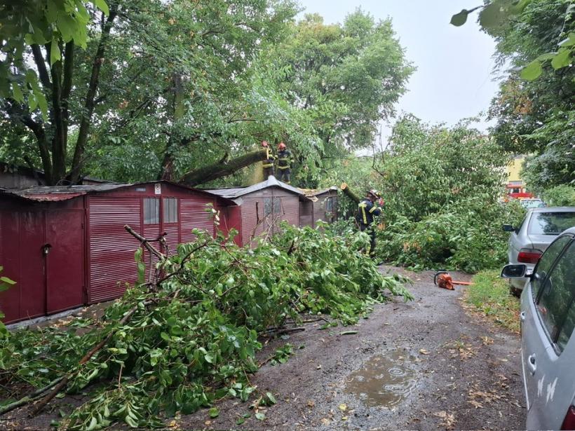 Este jale în România! Inundațiile fac ravagii. Oamenii sunt scoși din ape de pompieri 18964644