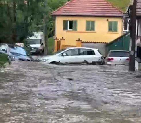 Este jale în România! Inundațiile fac ravagii. Oamenii sunt scoși din ape de pompieri 18964647