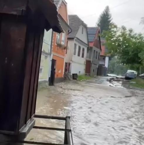 Este jale în România! Inundațiile fac ravagii. Oamenii sunt scoși din ape de pompieri 18964648