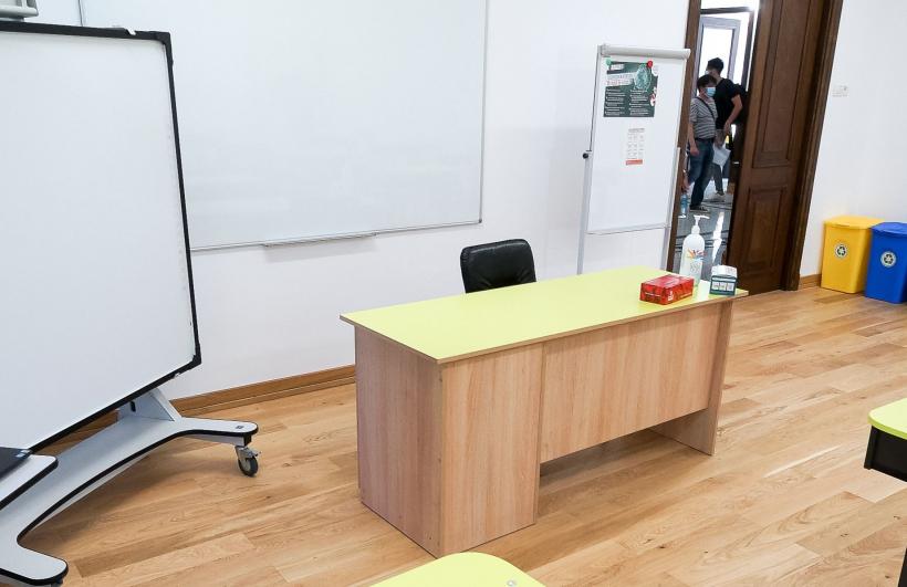 Directorii de școli, forțați să demisioneze, pentru a fi înlocuiți de manageri 18964610