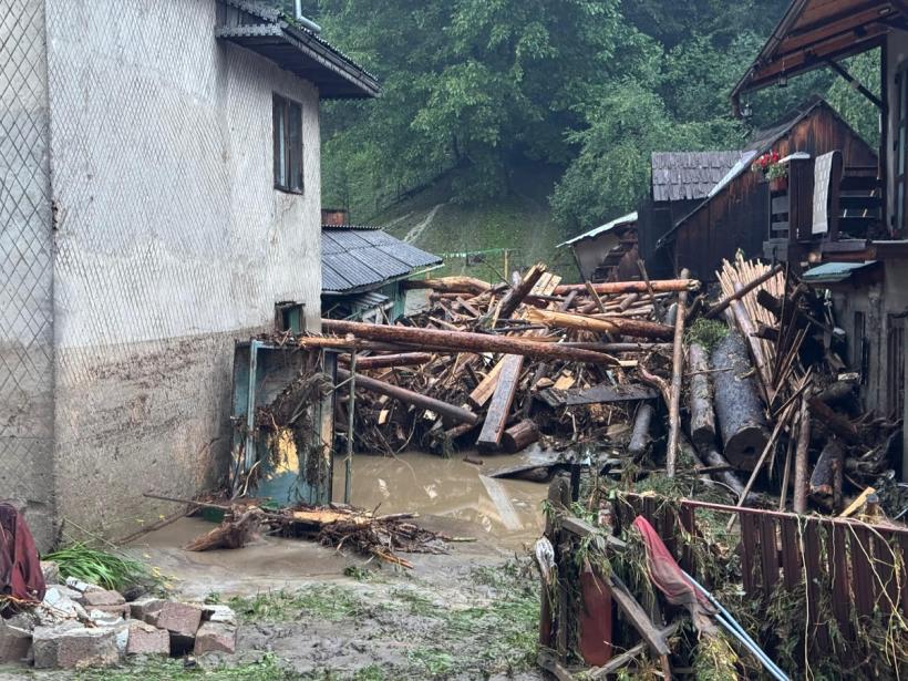 Sute de persoane evacuate și poduri distruse în Suceava și Neamț din cauza inundațiilor 18964674