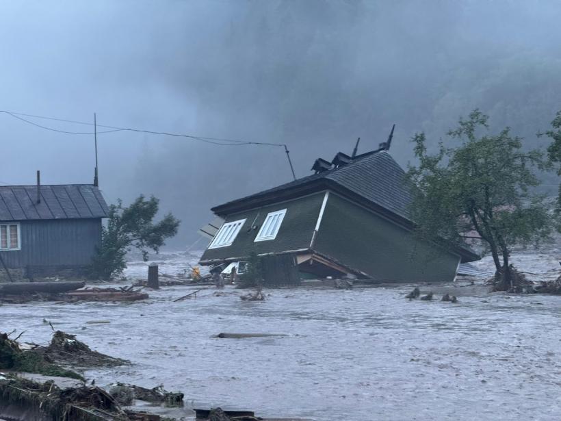 Sute de persoane evacuate și poduri distruse în Suceava și Neamț din cauza inundațiilor 18964675