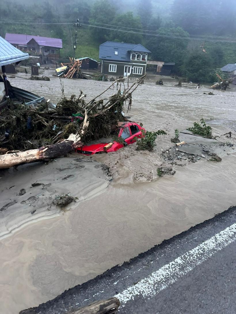 Sute de persoane evacuate și poduri distruse în Suceava și Neamț din cauza inundațiilor