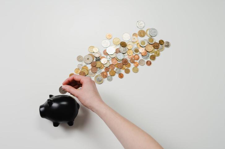 Capcanele bugetului personal: 5 greșeli financiare comune care te costă mai mult decât crezi