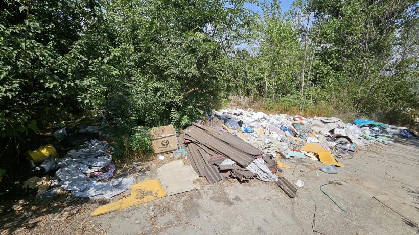 Țeavă deversând ape pluviale direct în mare, lângă turiști, la Năvodari  18964827