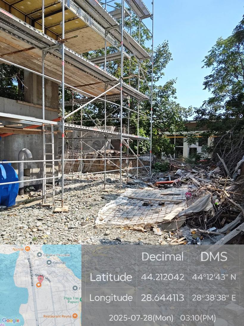 Țeavă deversând ape pluviale direct în mare, lângă turiști, la Năvodari  18964828