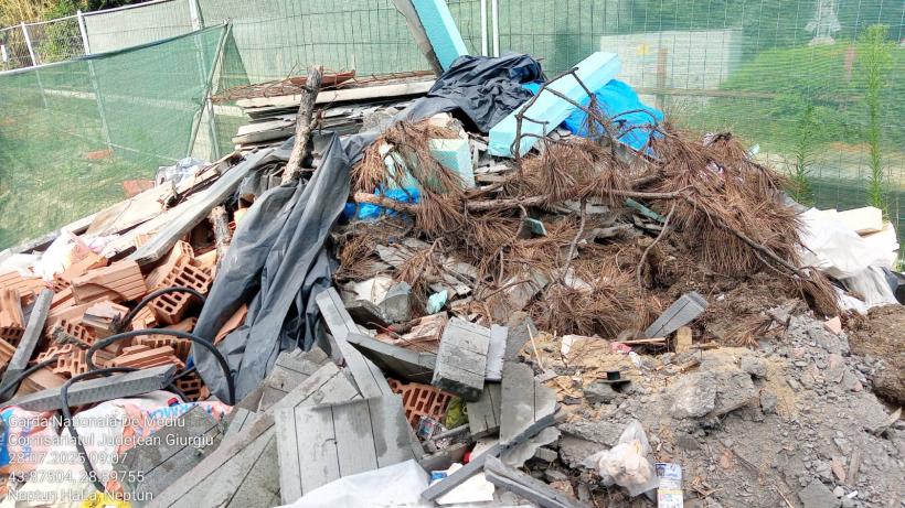 Țeavă deversând ape pluviale direct în mare, lângă turiști, la Năvodari  18964829