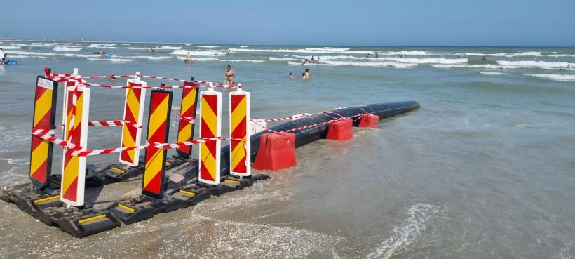 Țeavă deversând ape pluviale direct în mare, lângă turiști, la Năvodari 