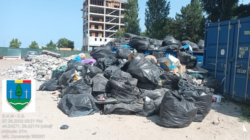 Țeavă deversând ape pluviale direct în mare, lângă turiști, la Năvodari  18964831