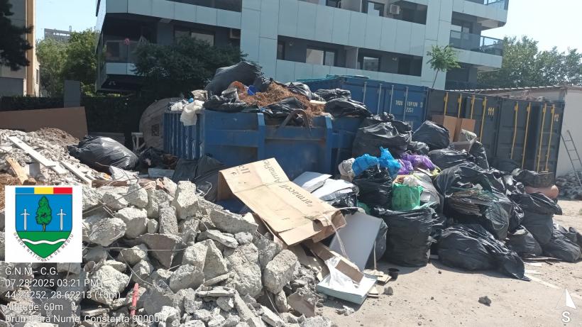 Țeavă deversând ape pluviale direct în mare, lângă turiști, la Năvodari  18964832