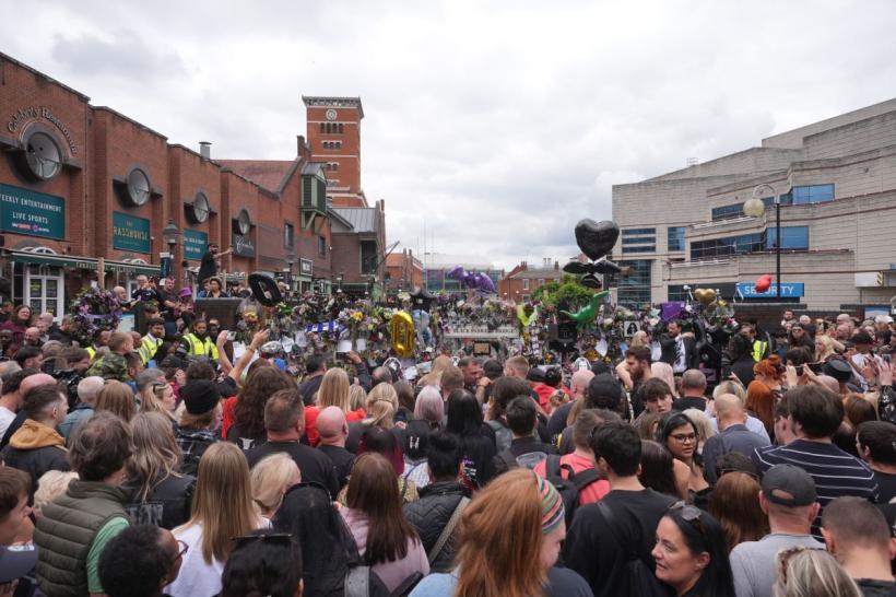 Rămas-bun, Ozzy Osbourne! Mii de fani l-au condus, în lacrimi, pe ultimul drum pe „Prințul Întunericului” 18965120