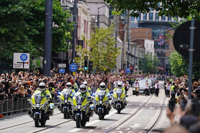 Rămas-bun, Ozzy Osbourne! Mii de fani l-au condus, în lacrimi, pe ultimul drum pe „Prințul Întunericului” 18965121
