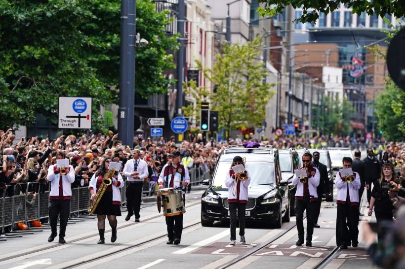 Rămas-bun, Ozzy Osbourne! Mii de fani l-au condus, în lacrimi, pe ultimul drum pe „Prințul Întunericului” 18965122