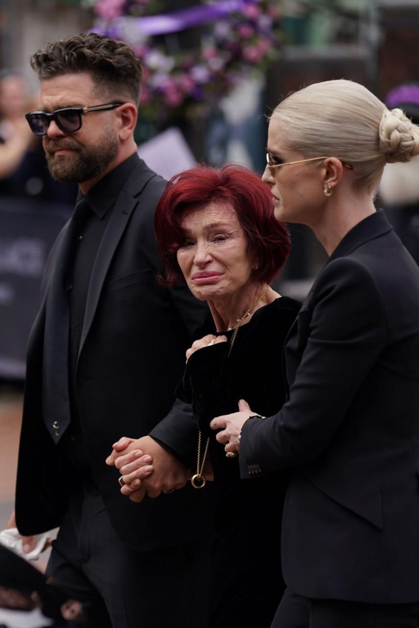 Rămas-bun, Ozzy Osbourne! Mii de fani l-au condus, în lacrimi, pe ultimul drum pe „Prințul Întunericului” 18965123