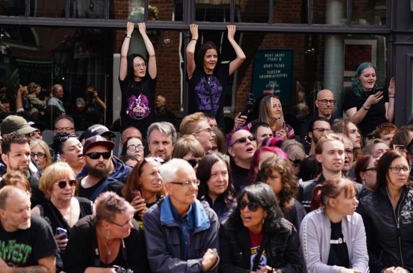 Rămas-bun, Ozzy Osbourne! Mii de fani l-au condus, în lacrimi, pe ultimul drum pe „Prințul Întunericului” 18965129