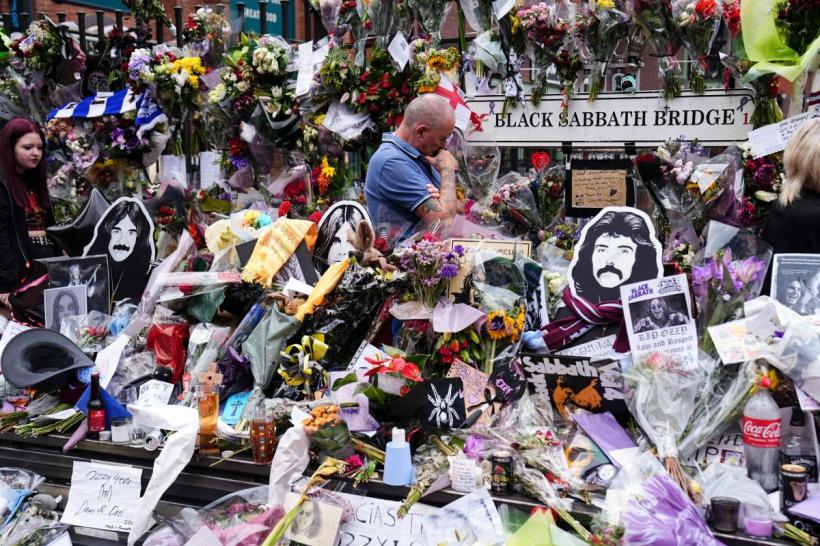 Rămas-bun, Ozzy Osbourne! Mii de fani l-au condus, în lacrimi, pe ultimul drum pe „Prințul Întunericului” 18965131