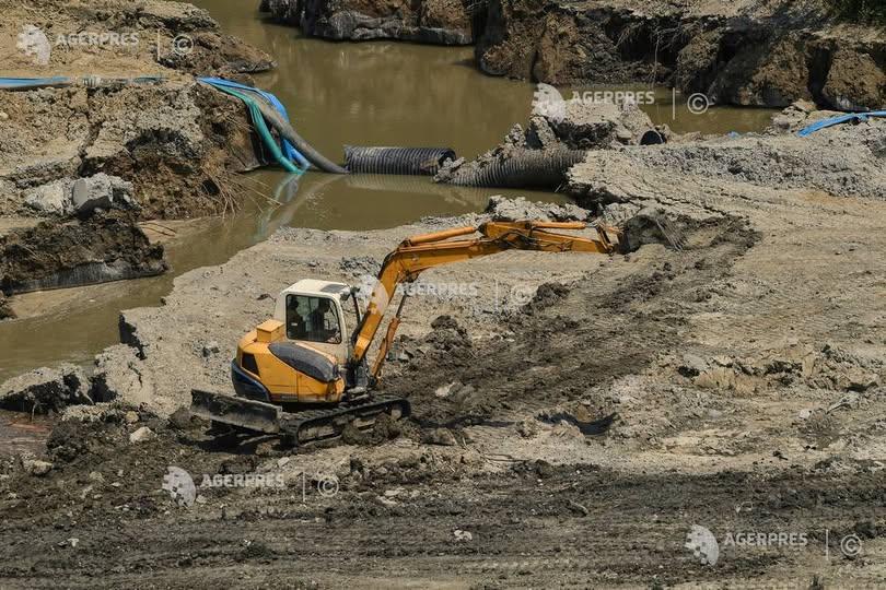 Situație gravă la Praid: Barajul provizoriu de la Corund, depășit de ape