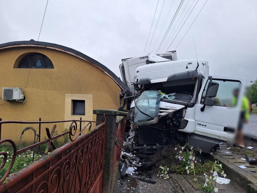 Un camion scăpat de sub control a distrus o mașină parcată și gardul unei case 18965014