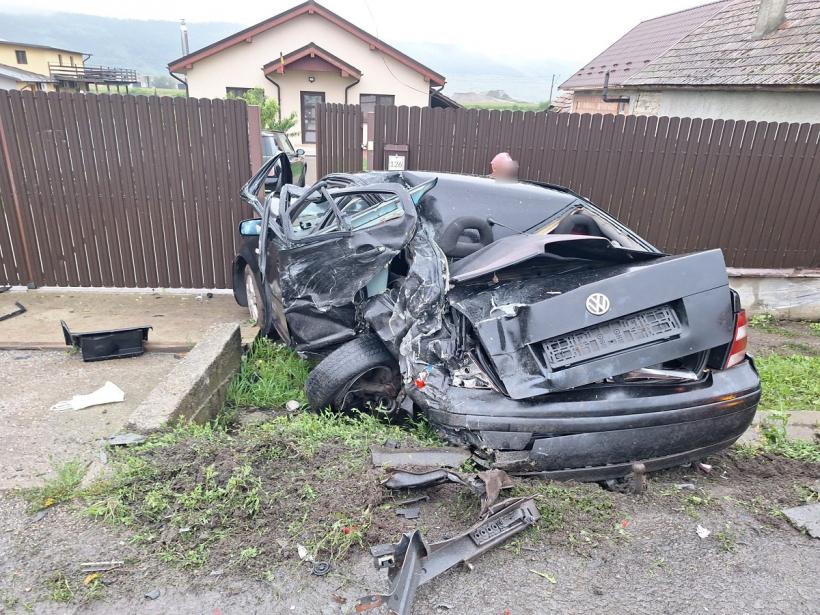 Un camion scăpat de sub control a distrus o mașină parcată și gardul unei case 18965015