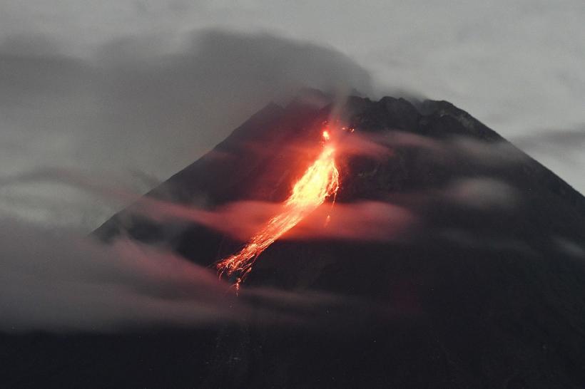 Un vulcan a erupt în Rusia după cutremurul puternic. Alertele de tsunami au fost ridicate