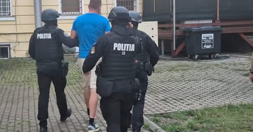 Un polonez urmărit internațional pentru jaf armat a furat o mașină în Alba și a condus fără permis pe A10