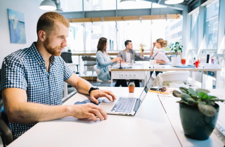 Productivitatea în mediul de afaceri: legătura neașteptată dintre curățenie și eficiența echipei tale