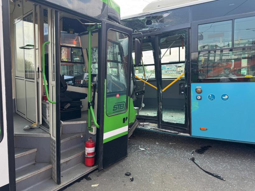 UPDATE Un tramvai și un autobuz STB s-au ciocnit în Sectorul 5. 11 oameni, îngrijiți de medici