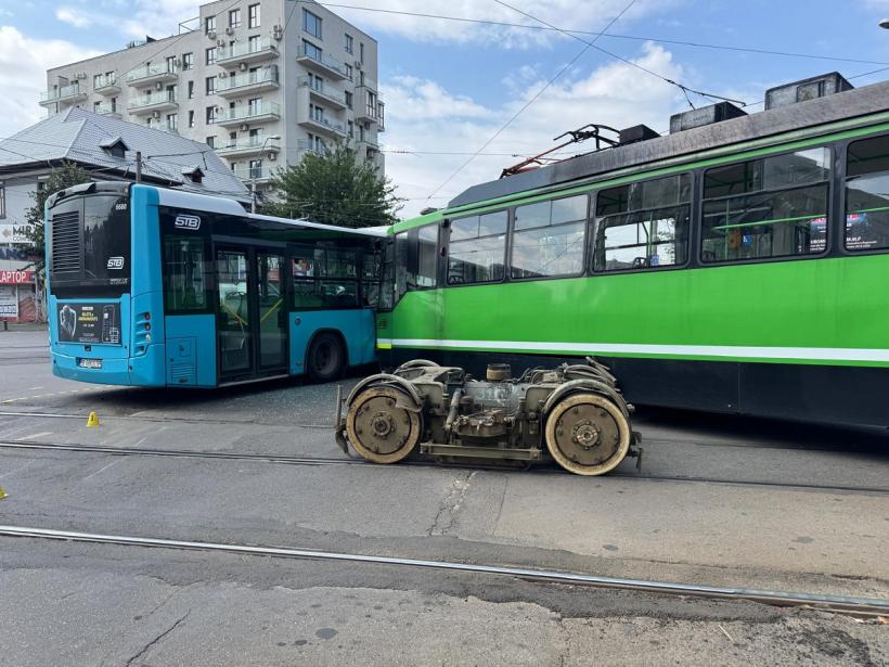 UPDATE Un tramvai și un autobuz STB s-au ciocnit în Sectorul 5. 11 oameni, îngrijiți de medici 18965222