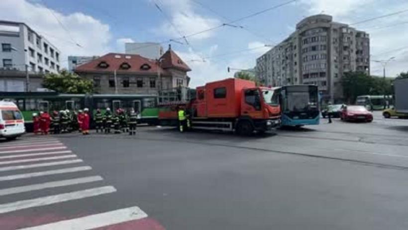 UPDATE Un tramvai și un autobuz STB s-au ciocnit în Sectorul 5. 11 oameni, îngrijiți de medici 18965224