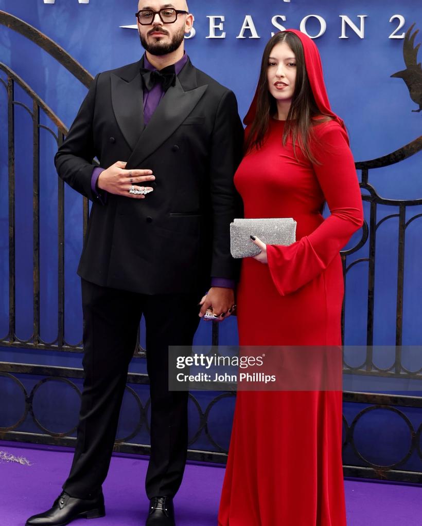 Victor Dorobanțu, însoțit de iubita sa pe covorul roșu al premierei „Wednesday”, sezonul 2, de la Londra 18965426