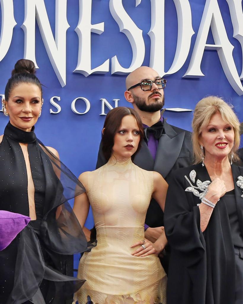 Victor Dorobanțu, însoțit de iubita sa pe covorul roșu al premierei „Wednesday”, sezonul 2, de la Londra 18965427