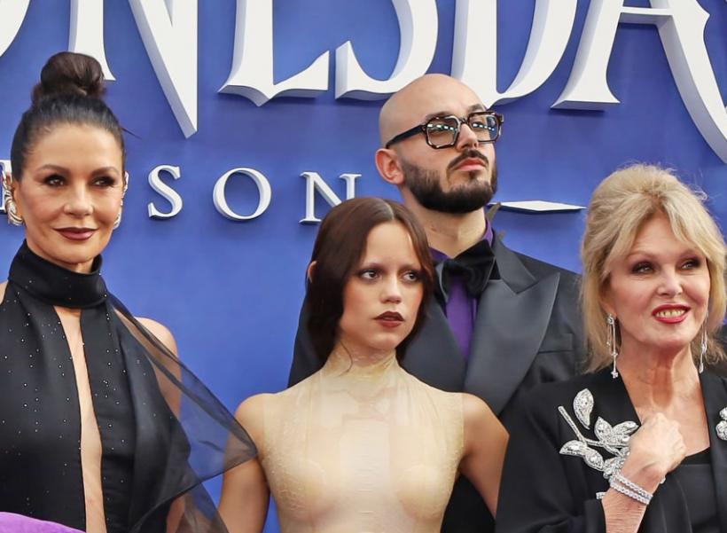 Victor Dorobanțu, însoțit de iubita sa pe covorul roșu al premierei „Wednesday”, sezonul 2, de la Londra