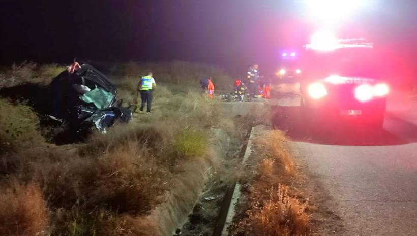 Accident teribil pe DJ 701, județul Teleorman. Doi adolescenți au murit după ce mașina în care se aflau a „zburat” de pe drum 18965595