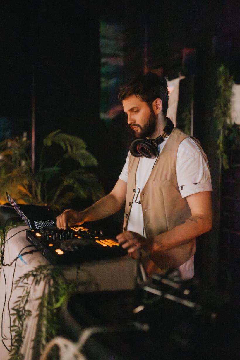 Debut exploziv la Untold 2025: DJ Razvan Vlad folosește muzica ca pe un portal către vindecare și celebrare 18965540