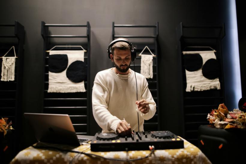 Debut exploziv la Untold 2025: DJ Razvan Vlad folosește muzica ca pe un portal către vindecare și celebrare