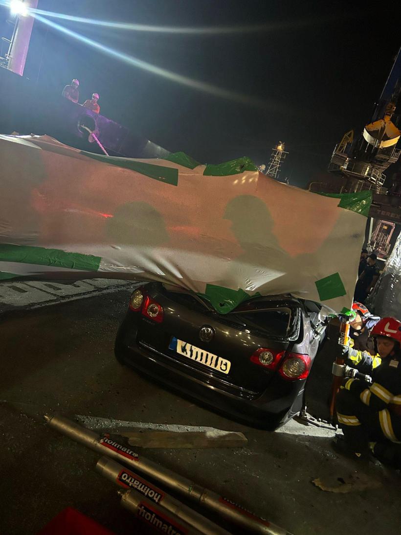 Picior de macara prăbuşit peste un autoturism în Portul Constanţa