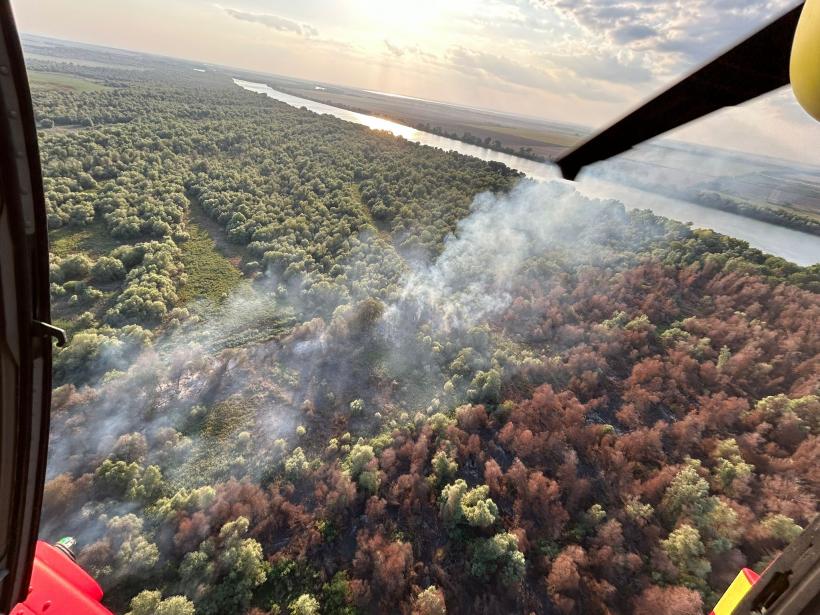Incendiu pe 6 hectare la Chilia Veche - intervine elicopterul Black Hawk 18965880