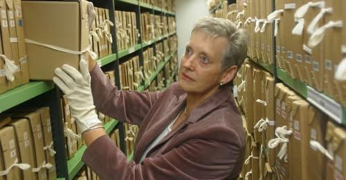 A murit Stella Rimington, legenda spionajului britanic și prima femeie la conducerea MI5. Ea a inspirat personajul „M” din James Bond 