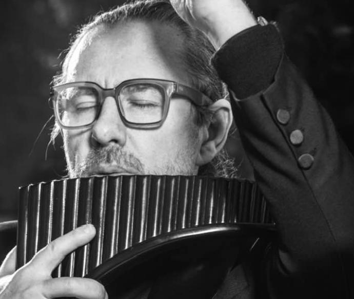 Artistul Nicolae Voiculeț a cântat în fața casei lui Ion Iliescu, la nai, „Deșteaptă-te, române” 