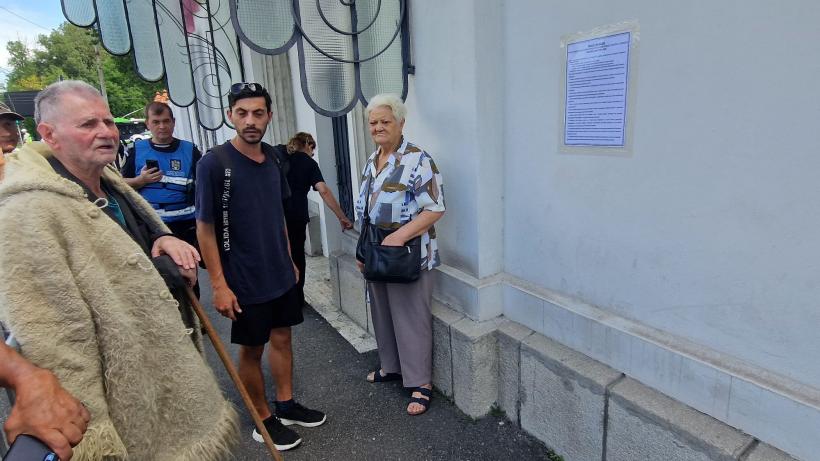 Câteva zeci de persoane așteaptă să intre la Cotroceni, pentru un ultim omagiu lui Ion Iliescu