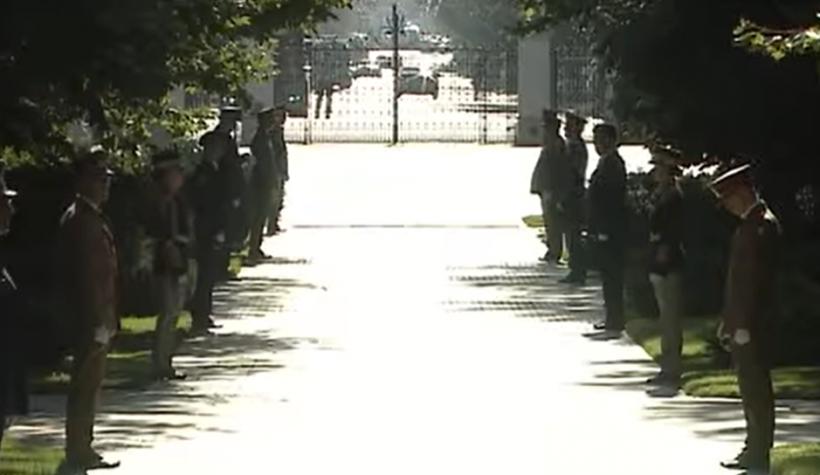 UPDATE Sicriul cu trupul neînsuflețit al fostului președinte Ion Iliescu, la Palatul Cotroceni 18966094