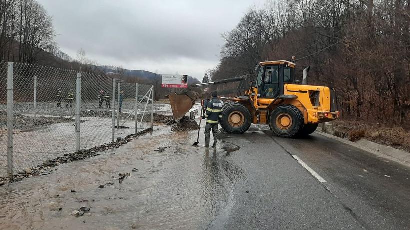 Aluviuni pe carosabil. Circulația este blocată pe DN7C în județul Argeș