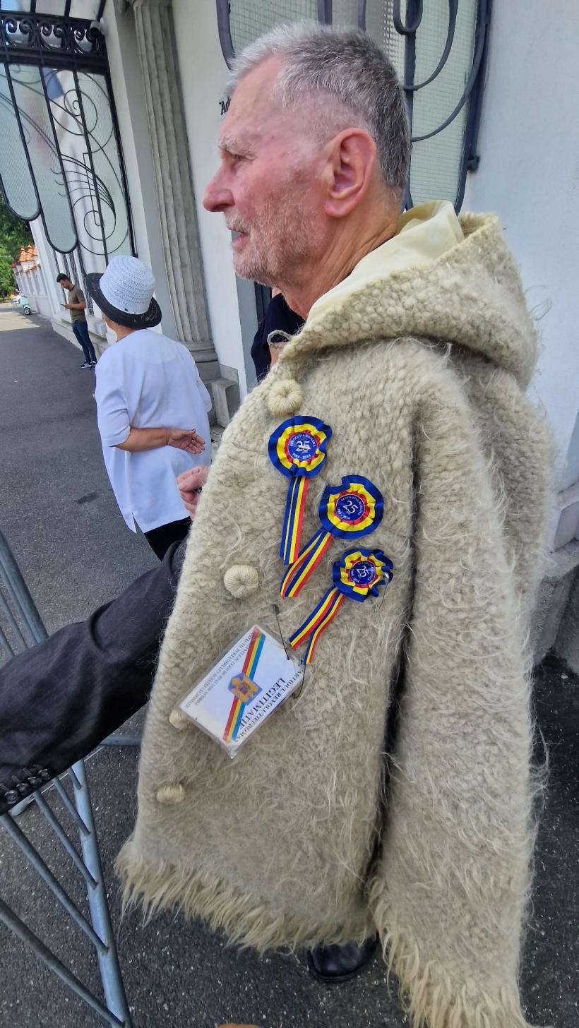 Funeraliile unui președinte: de la „fi-ți-ar țărâna de plumb” la „o să trăiești aievea Comandante” 18966251