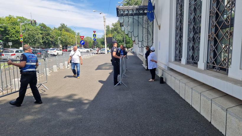 Funeraliile unui președinte: de la „fi-ți-ar țărâna de plumb” la „o să trăiești aievea Comandante” 18966252